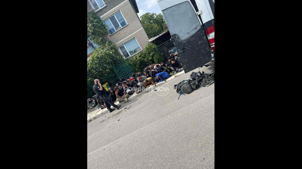 Микробус с 40 мигранти катастрофира в Костинброд след гонка с полицията