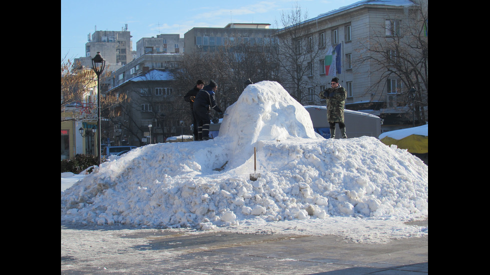 Снежен мамут се превърна в пързалка