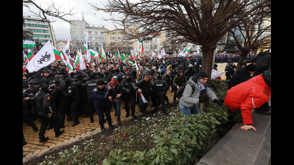 "Възраждане" организира протест срещу зеления сертификат, докараха водно оръдие пред НС