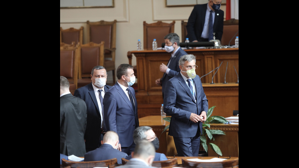 Бурни дебати в първия работен ден на новото Народно събрание