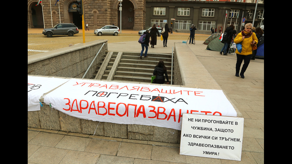 Медицински сестри на палатков лагер под прозорците на властта