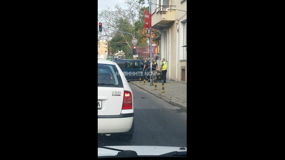 Бус се вряза в къща на централно кръстовище в Пловдив