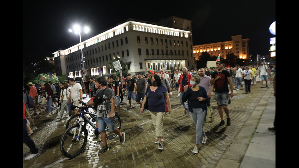 Протестиращи пред НС в подкрепа на майки от "Системата ни убива"