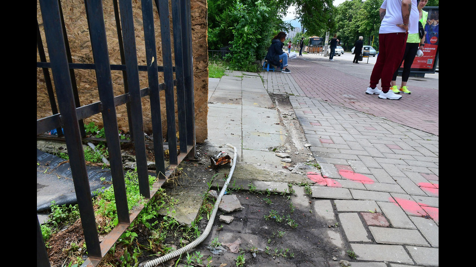 Премахнаха павилионите пред болница „Св. Иван Рилски“, където токов удар уби момче