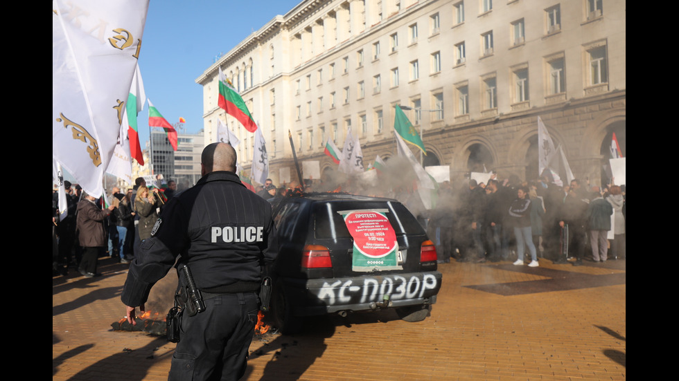 Заради референдума: "Възраждане" на протест пред Конституционния съд