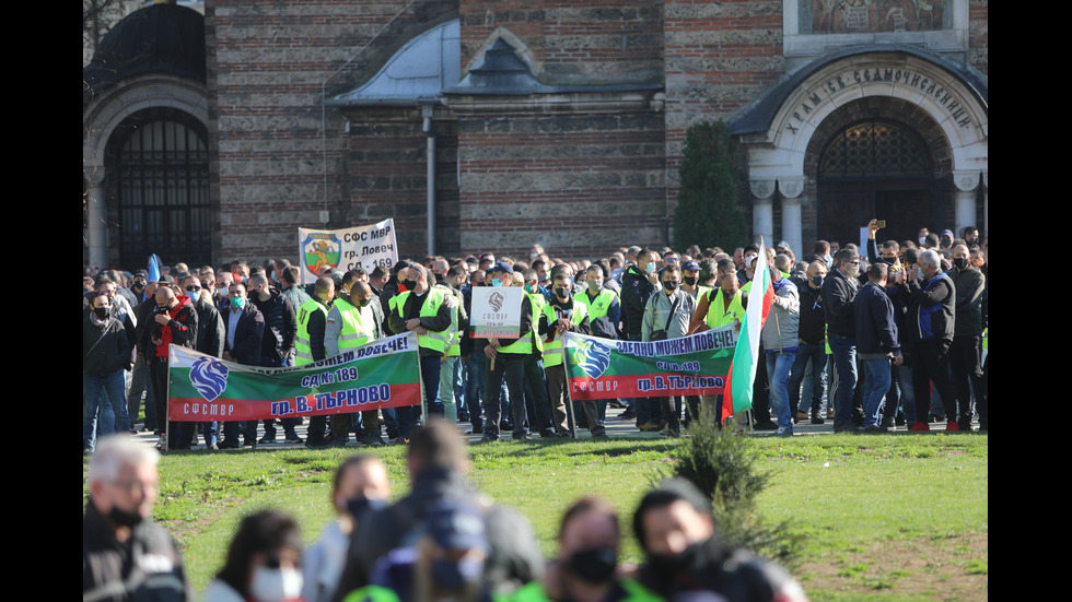 Полицейските служители излизоха на протест