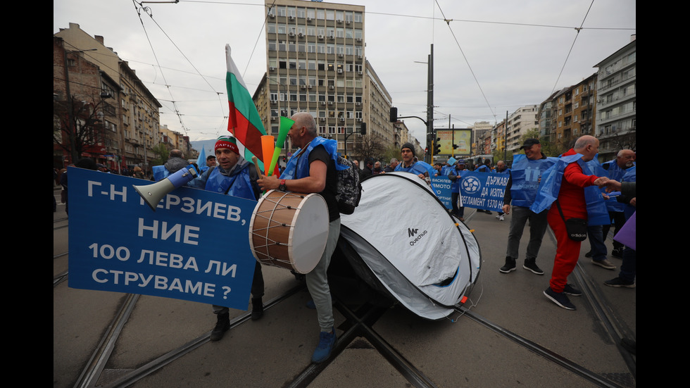 Протест на служителите в градския транспорт блокира София