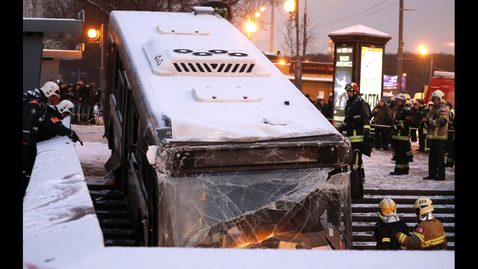 Автобус помете пешеходци в подлез в Москва