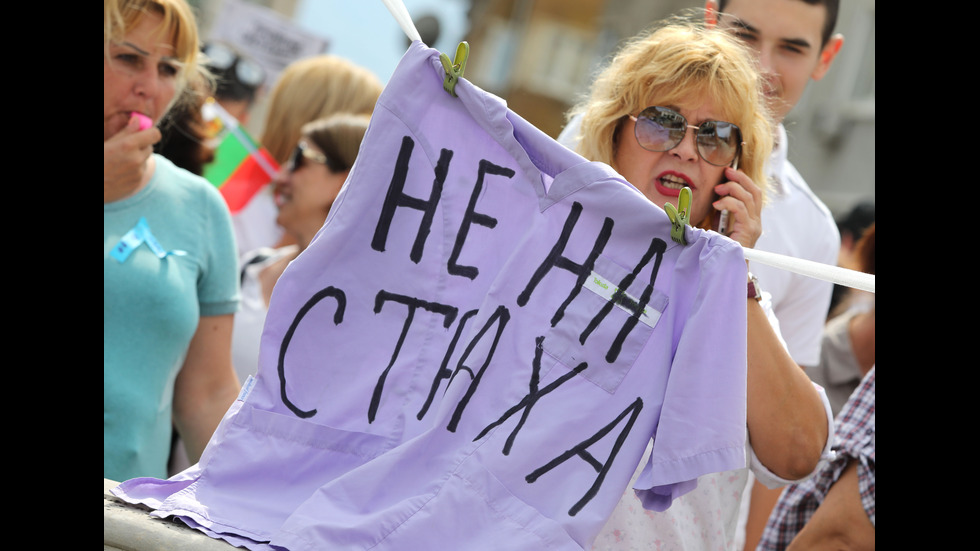 Медицински сестри и фелдшери отново на протест пред парламента