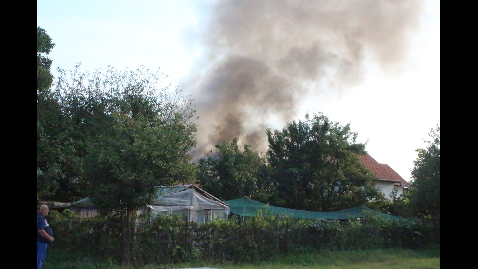 Гърмежи и пожар в къща в Казанлък