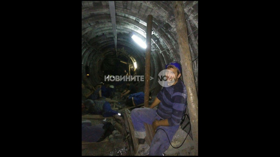 Трети ден миньорите в Бобов дол остават под земята
