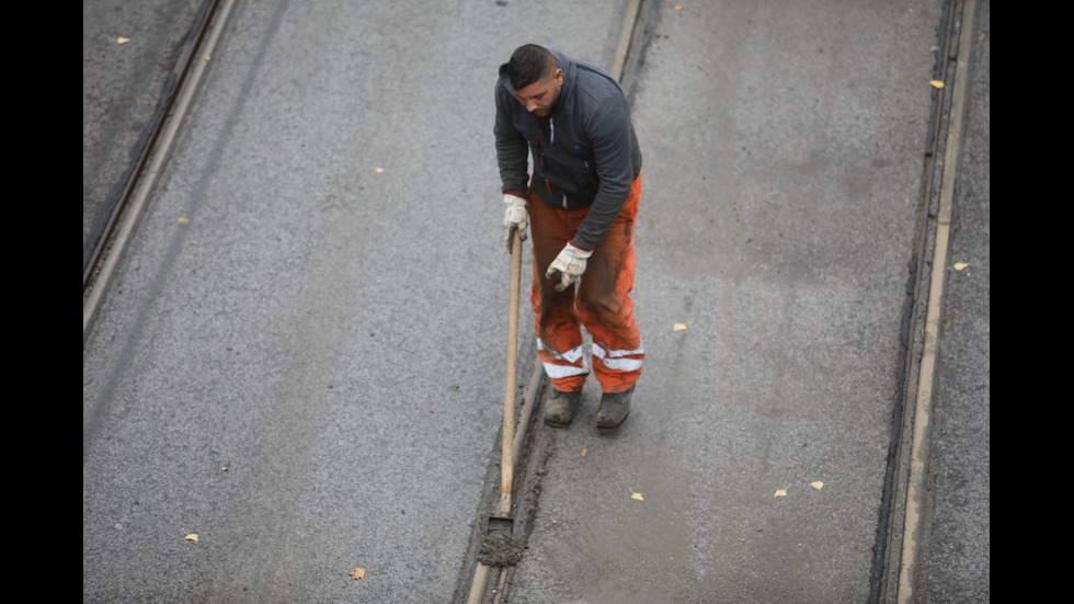 Наводнено кръстовище спря движението на няколко трамвайни линии в София