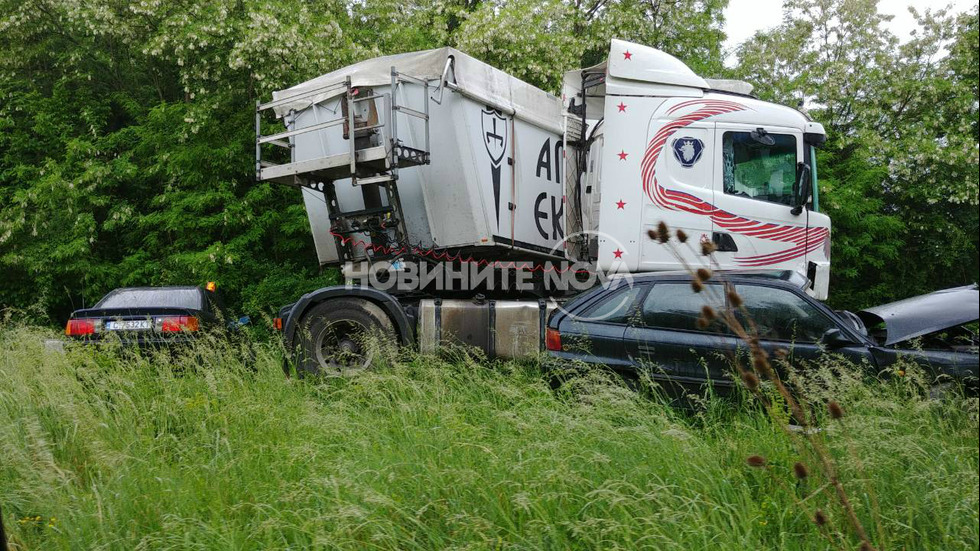 Тир и кола се удариха на пътя Варна-София