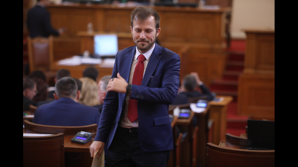 Скандал в парламента, отстраниха депутат от ПП от пленарната зала
