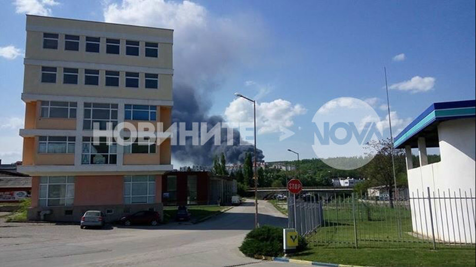 Пожар в частен склад за бои, лакове и химикали в Габрово