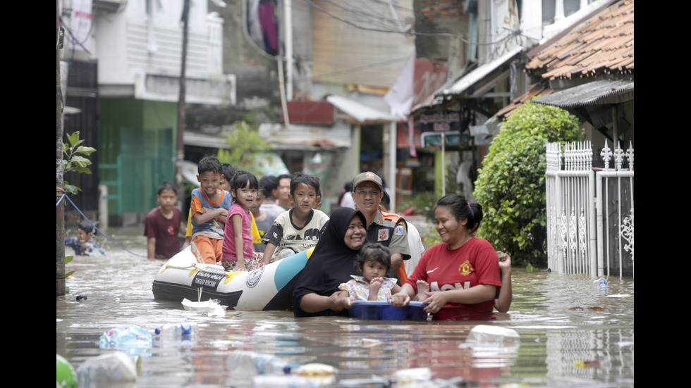 Големи наводнения парализираха Джакарта