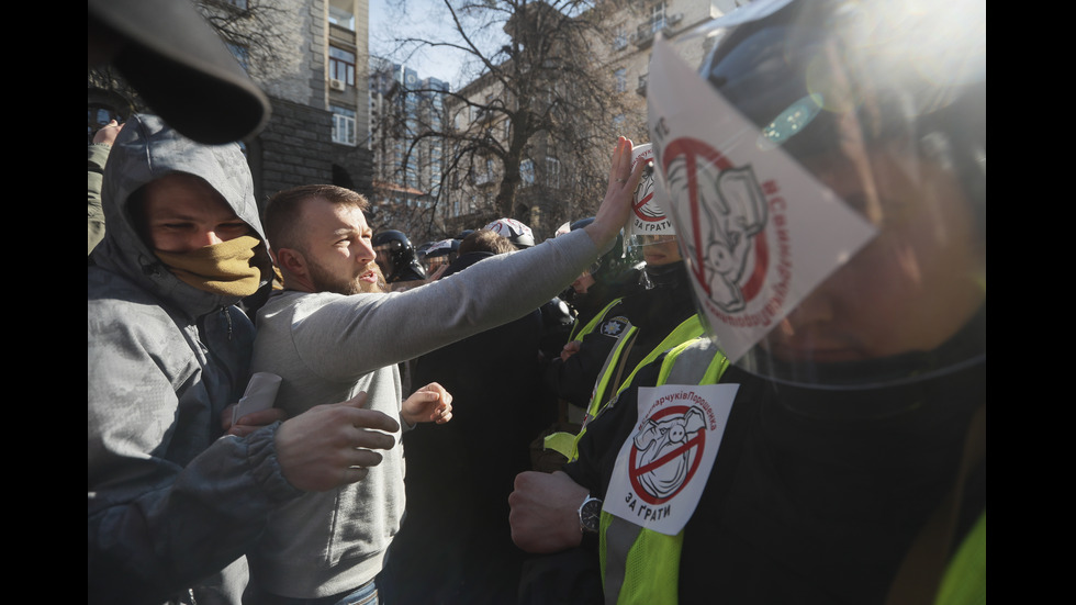 Сблъсъци между полиция и крайнодесни в Украйна, има ранени