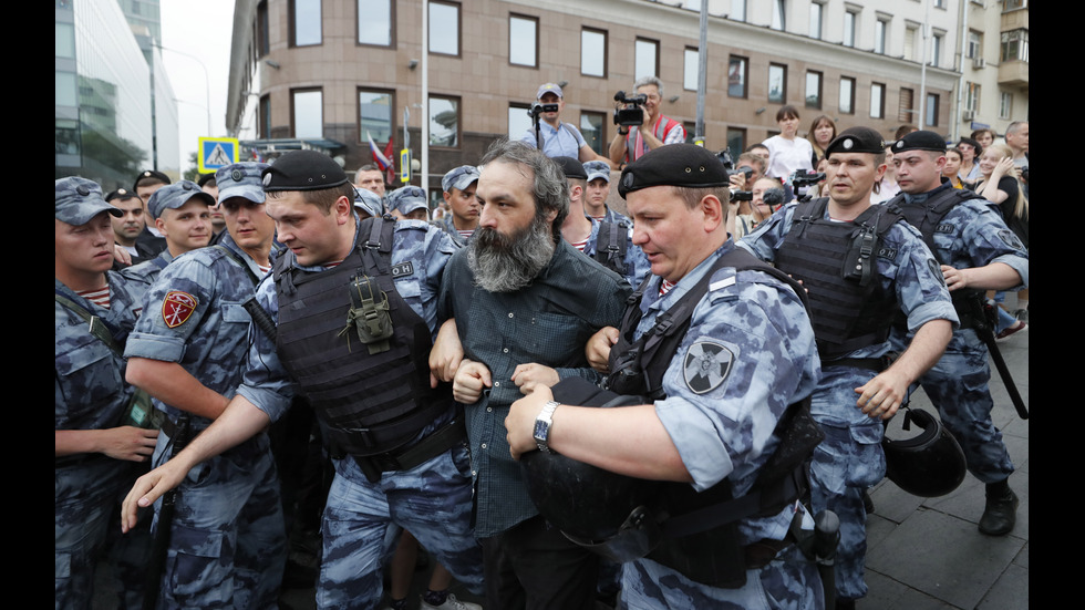 Десетки арестувани на протест в Москва