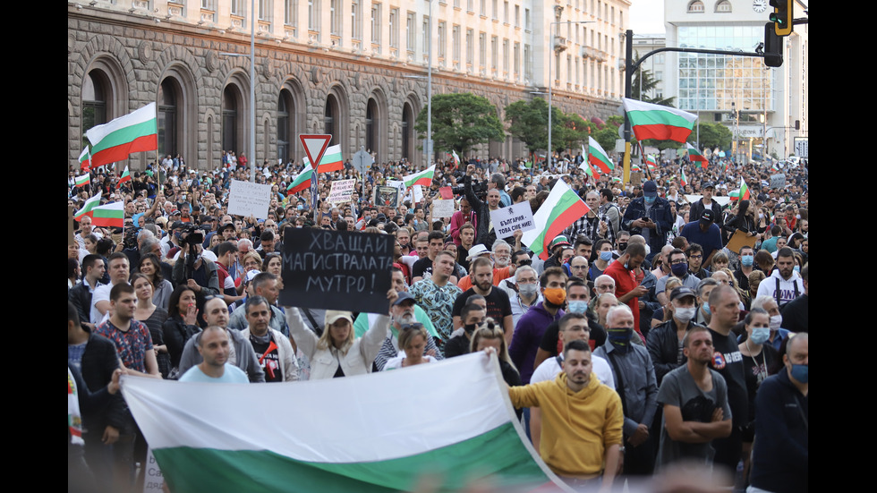 ПЕТИ ДЕН ПРОТЕСТИ: Продължават шествията в центъра на София