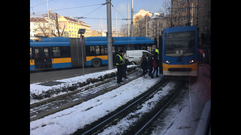 Кола се заби в трамвай в София