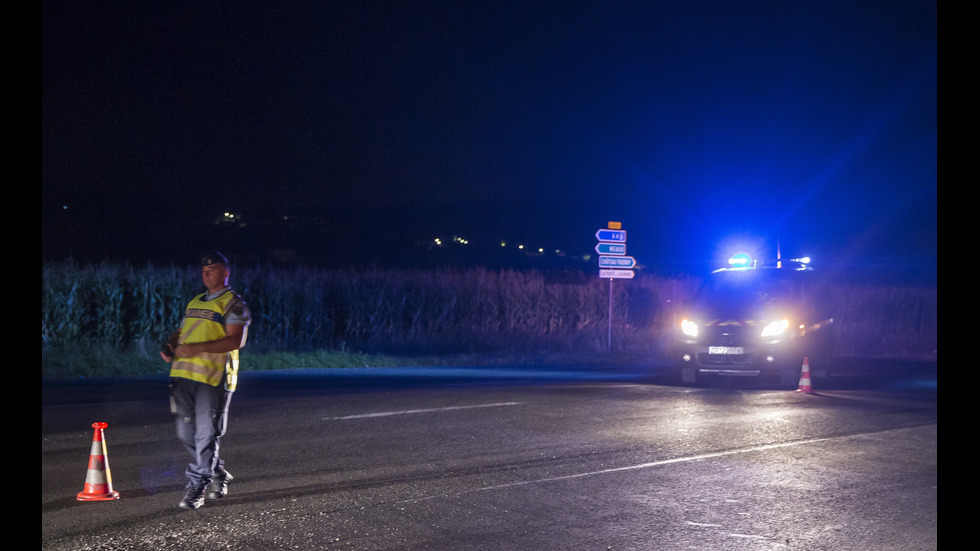 Мъж се вряза с кола в пицария във френски град