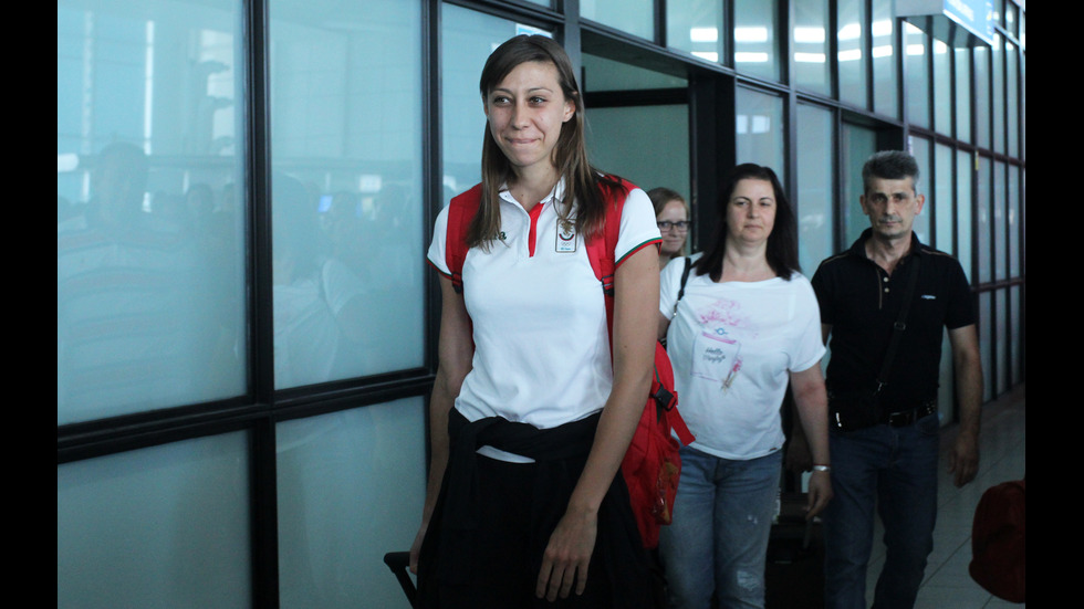 Сребърната медалистка от Рио Мирела Демирева се прибра у дома