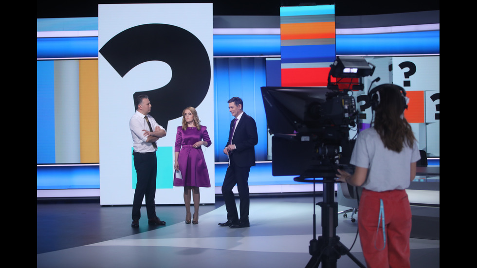 ЗАД КАДЪР: Изборният ден по NOVA В СНИМКИ