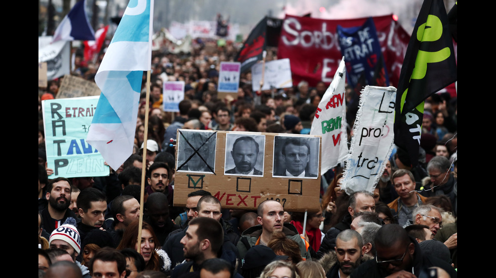 Протестите във Франция продължават и по празниците