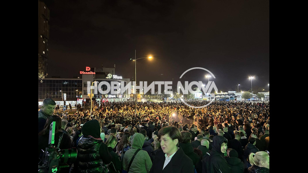 Стотици се събраха, за да изразят болката и гнева си след трагедията в Нови Сад