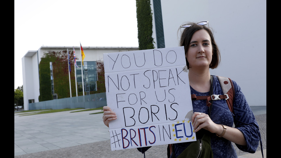 Посрещнаха Борис Джонсън в Германия с протести срещу Brexit