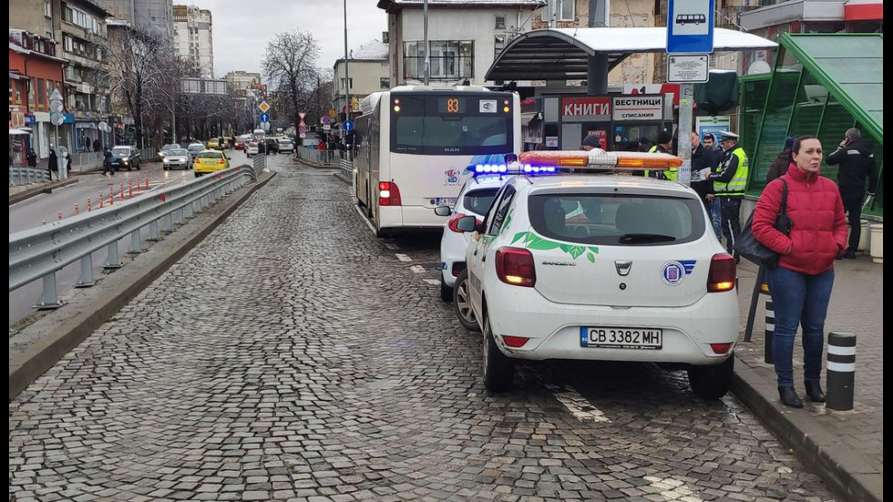 Автобус се преобърна и блъсна пешеходка в София