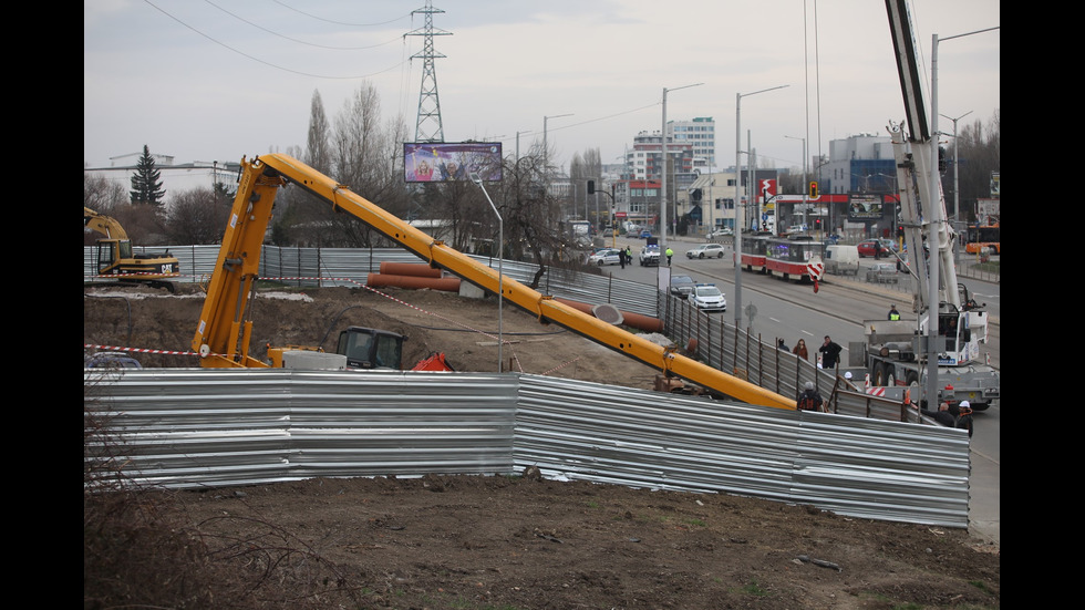 Строителен кран падна при изкоп на метрото