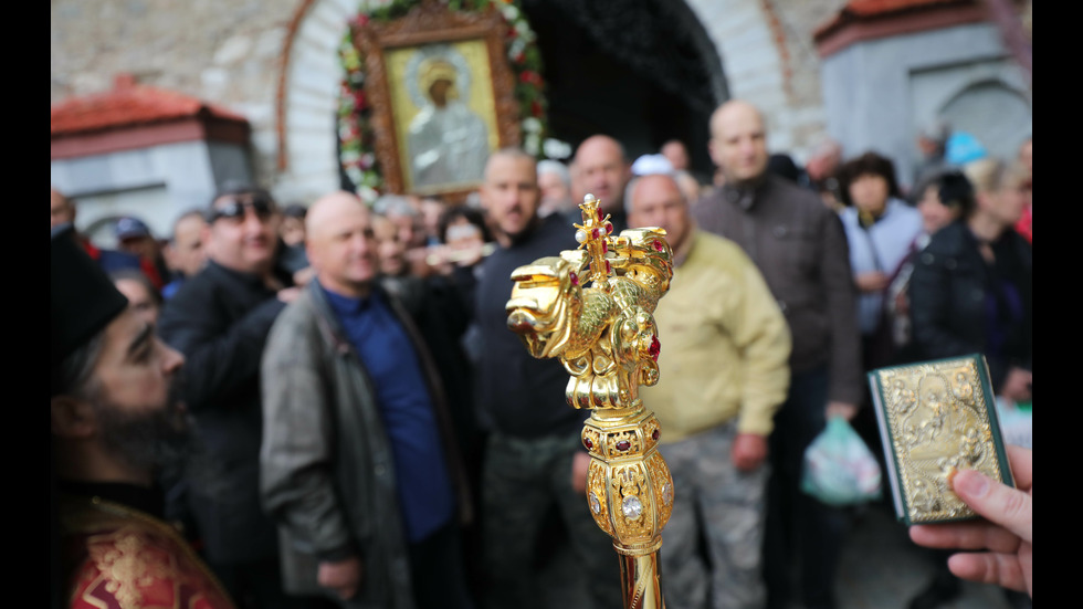 Хиляди вярващи се включиха в литийното шествие в Бачковския манастир