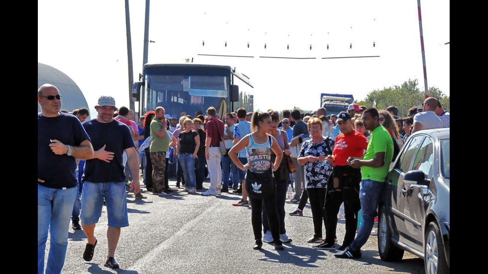 Работници от "Винпром Карнобат" блокираха жп линията Бургас-София