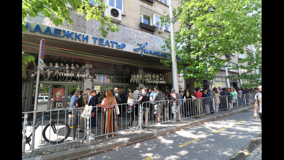 Младежкият театър в София излезе на протест