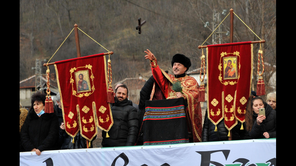 Хиляди спасяваха Богоявленския кръст в цялата страна