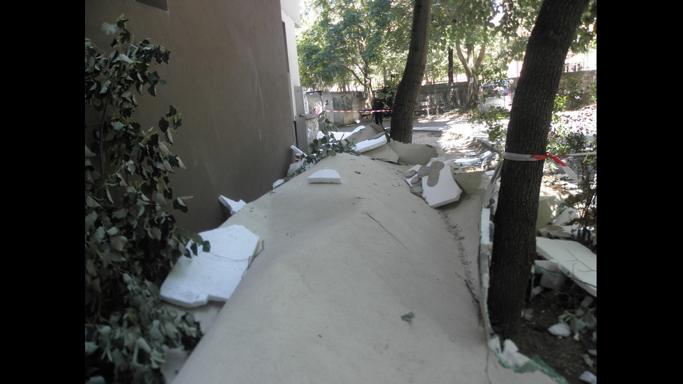 Вятър откърти изолацията на саниран преди година блок в Благоевград