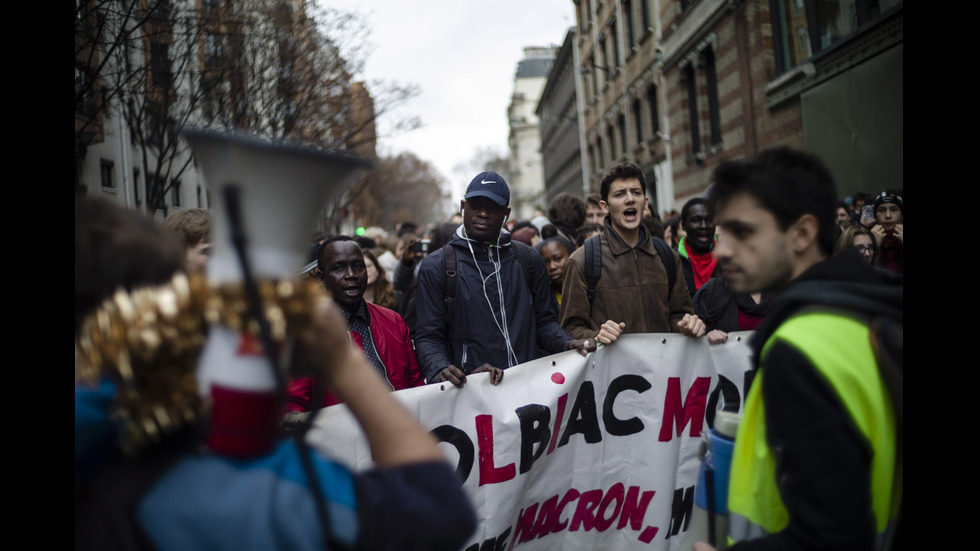 Стотици ученици и студенти задържани при протести във Франция