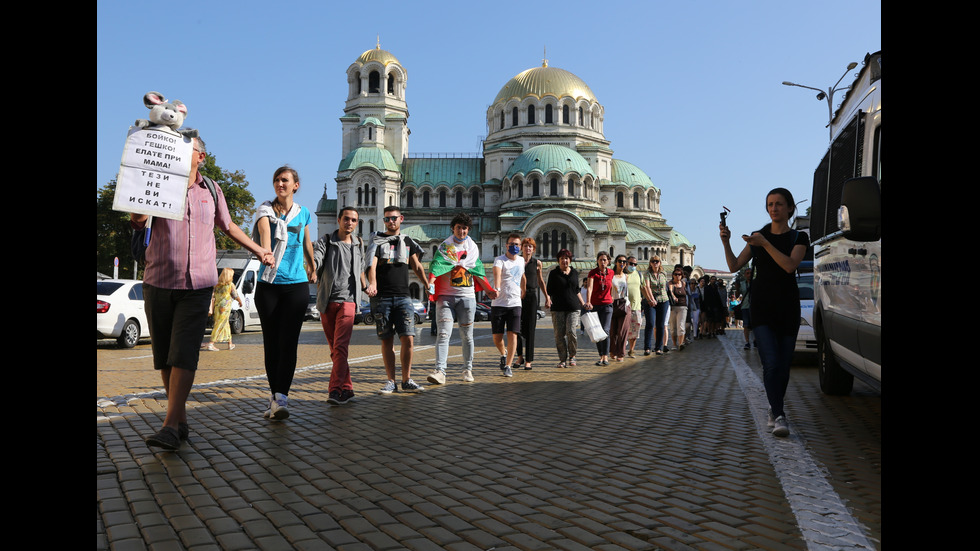 Протестиращи посрещнаха с яйца депутатите пред НС