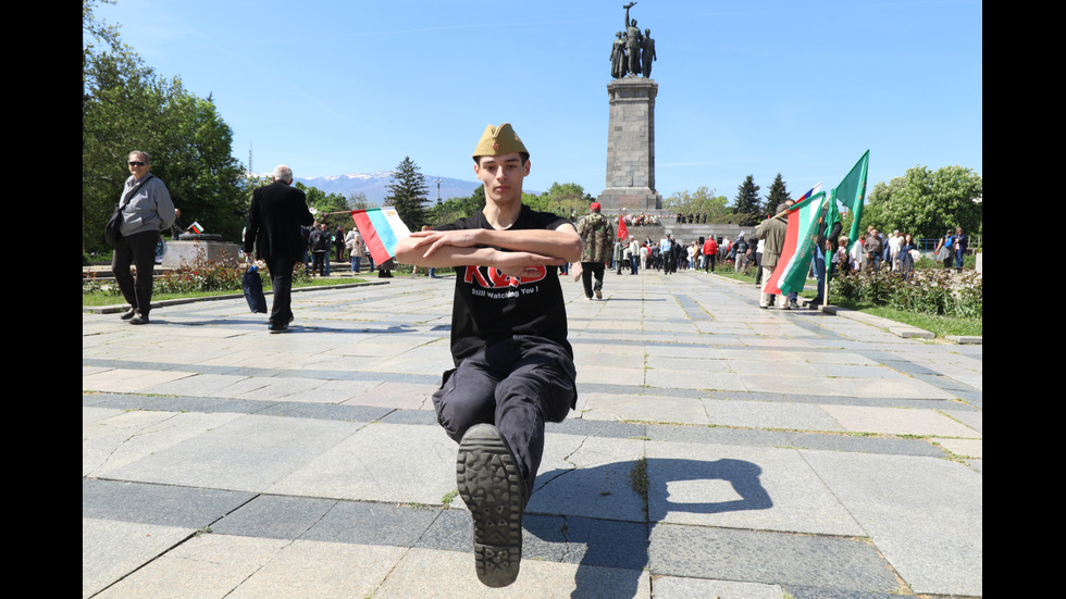 Нарисуваха украинското знаме върху Паметника на Съветската армия