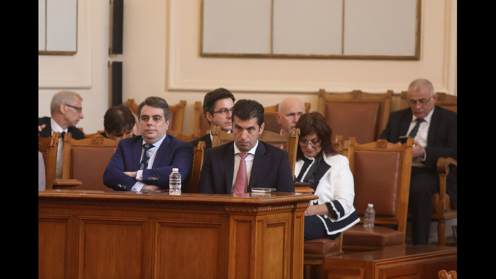 Депутатите обсъждат отстраняването на председателя на парламента