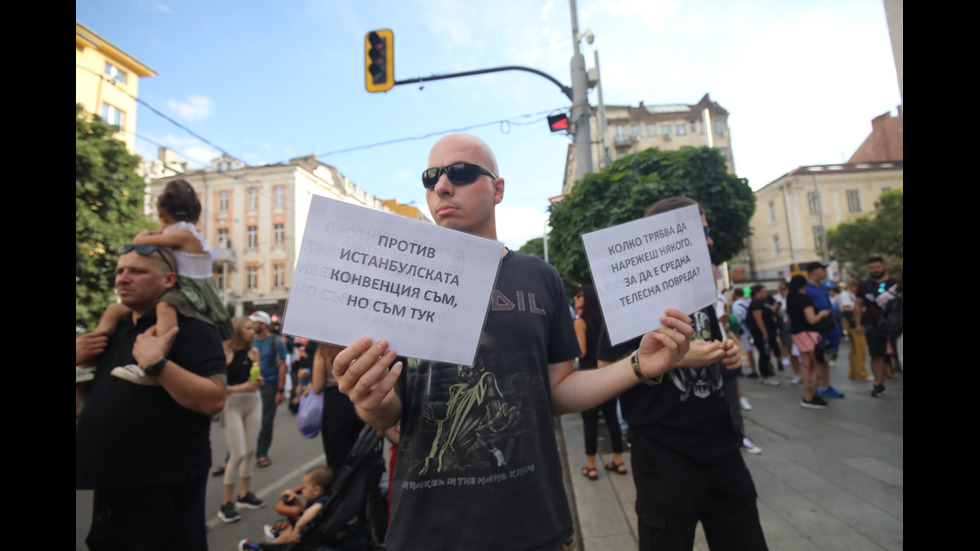 Протести в десетки градове заради жестоко малтретираното 18-годишно момиче