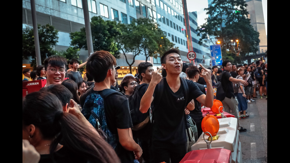 Стотици хиляди отново излязоха на протест в Хонконг
