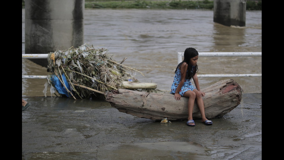 Вечерен час и евакуация във Виетнам заради тайфуна „Нору”