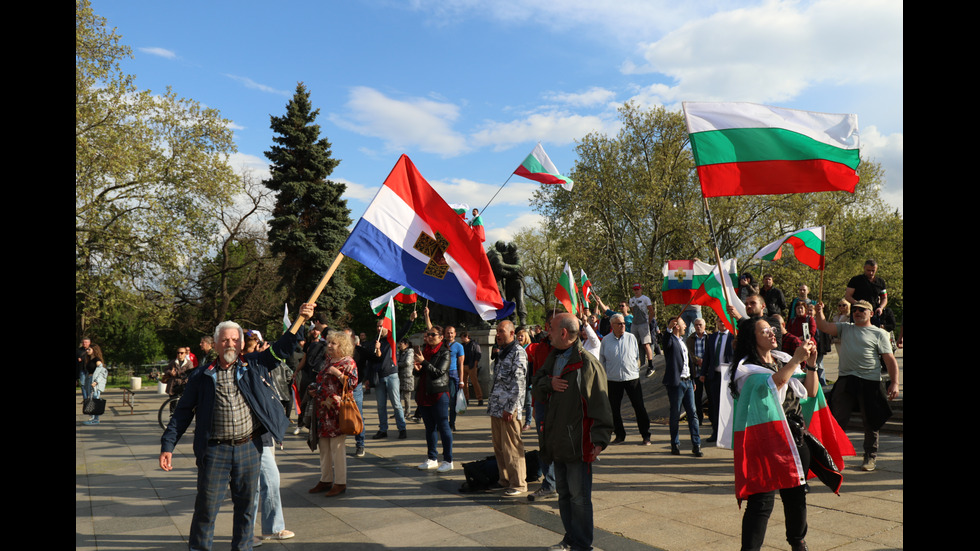 Сблъсъци белязаха протеста край Паметника на Съветската армия