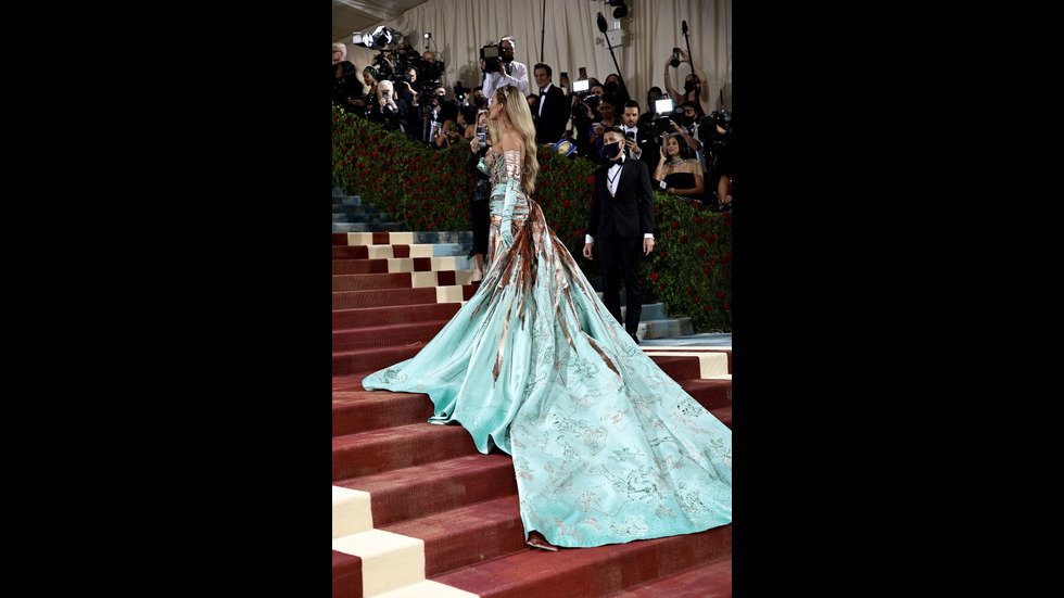 ИЗНЕНАДИ НА ЧЕРВЕНИЯ КИЛИМ: Звездите, трансформирали тоалетите си пред публиката