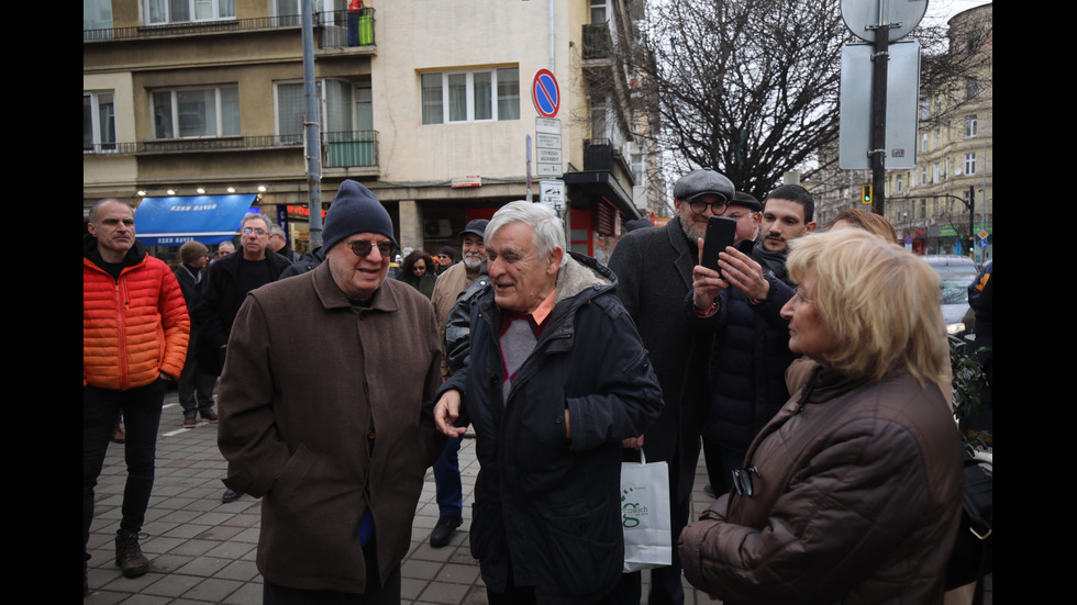 Протест пред Народния театър "Иван Вазов" в защита на Морфов