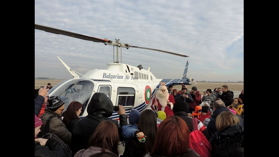 Дядо Коледа долетя с вертолет в базата в Крумово