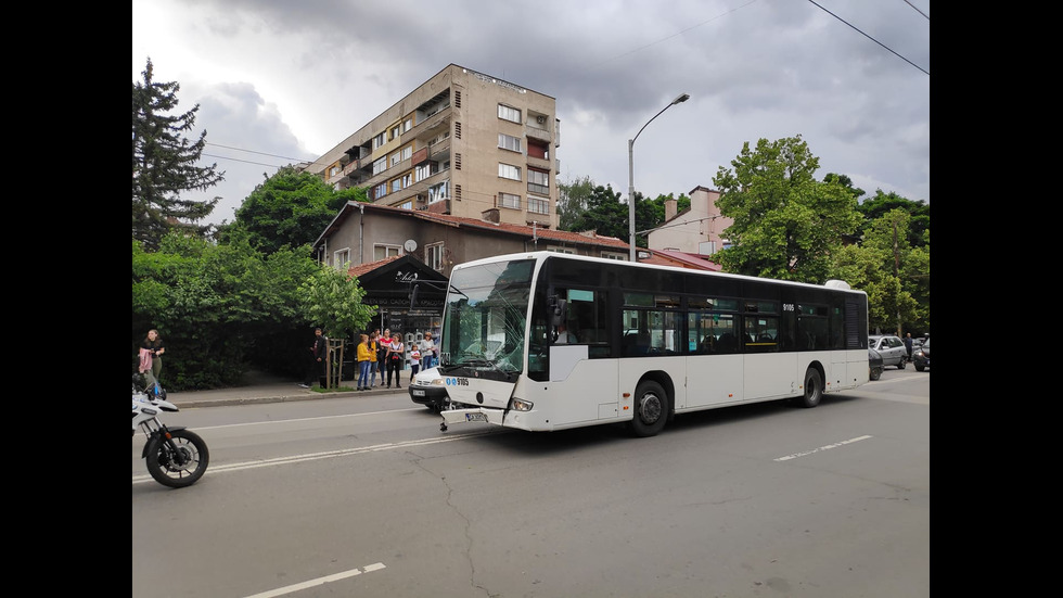 Автобус помете пет коли при катастрофа в София