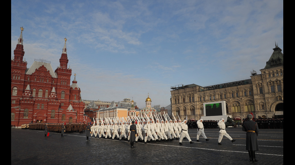 ВОЕНЕН ПАРАД В МОСКВА: Историческа възстановка на Червения площад